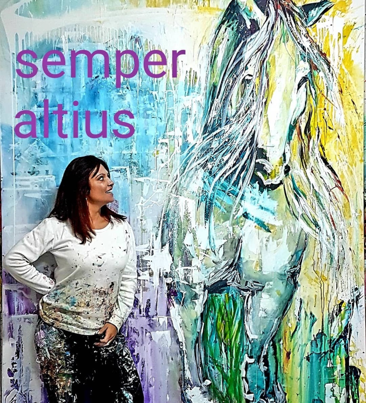 Mónica Jimeno junto a una obra de gran formato