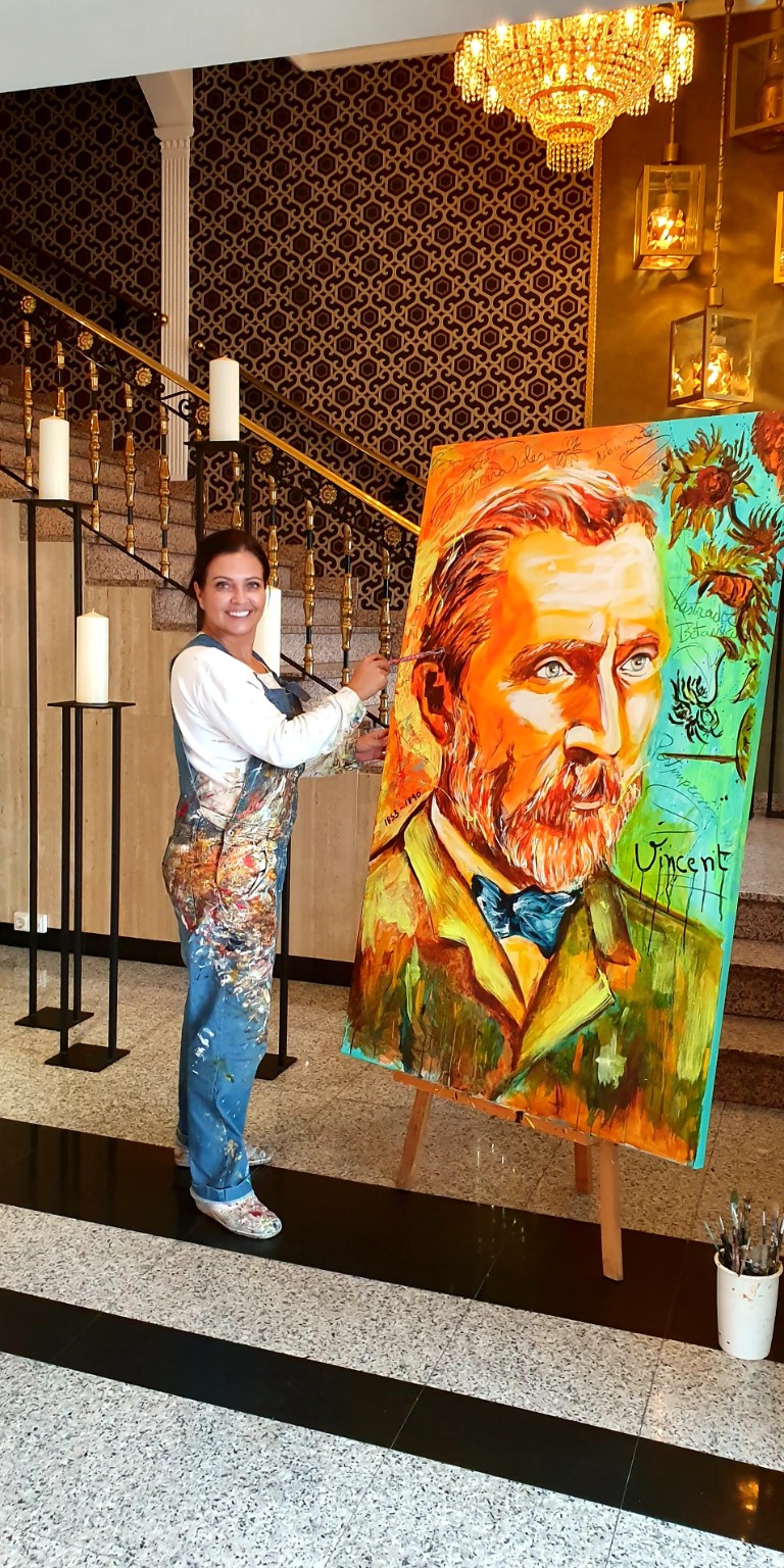 Mónica Jimeno pintando en su estudio